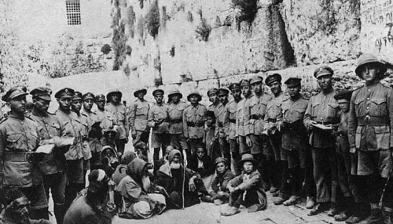 December 1917. Jewish Legion soldiers at the Western Wall after the British take-over of Jerusalem.