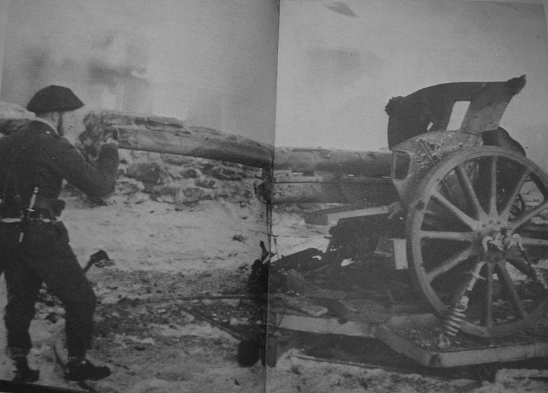 Jack Churchill with captured Belgian 75