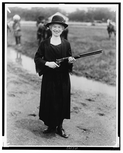 Annie Oakley in 1922, pictured with a gun given to her by Buffalo Bill