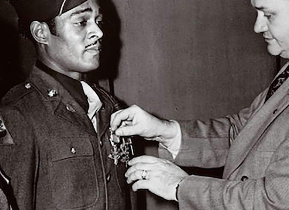 Carter receives his Distinguished Service Cross