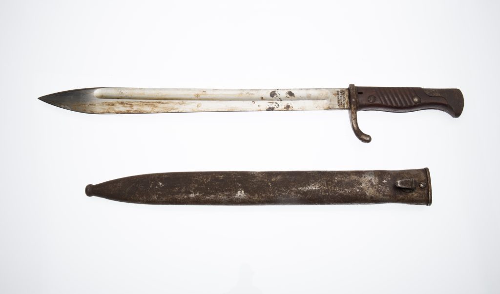 M1905 bayonet and scabbard (Photo Auckland Museum)