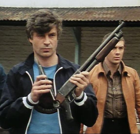 Tommy unfolding the stock in The Professionals